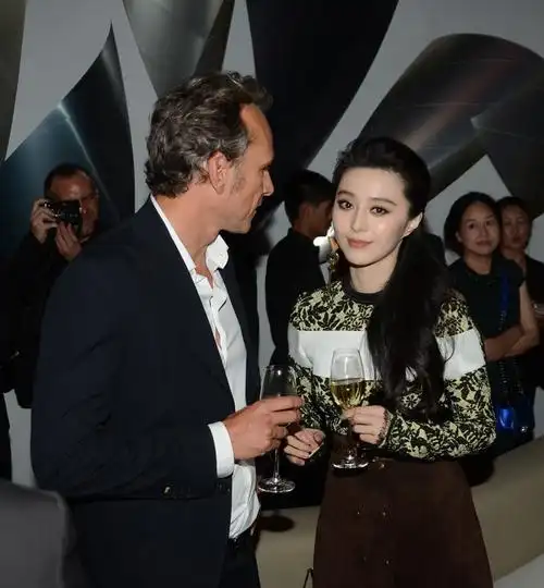 范冰冰举杯豪饮 霸气外露女王范十足