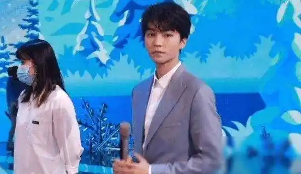 王俊凯等关晓彤彩排,迟到也不生气,小凯主动打招呼,生图也是巴_娱乐