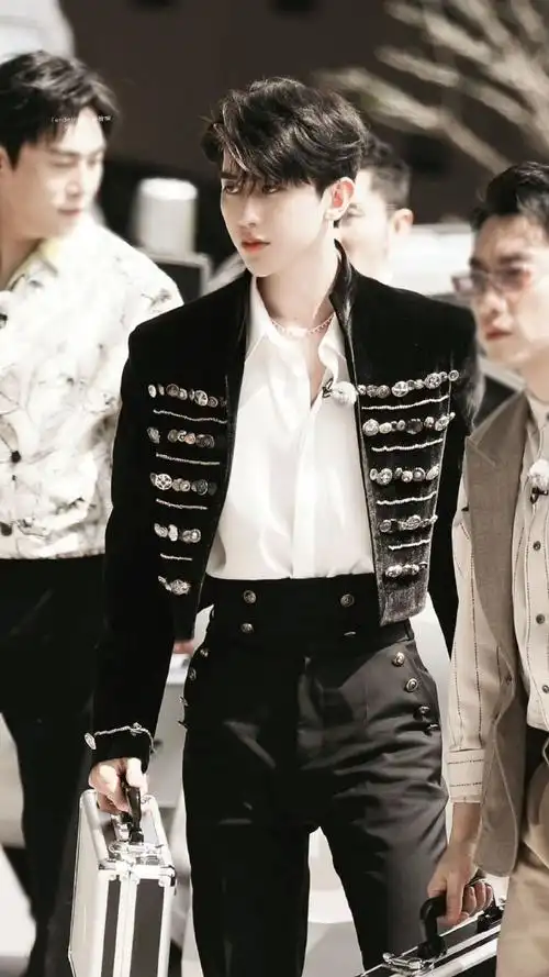 蔡徐坤宫廷风造型