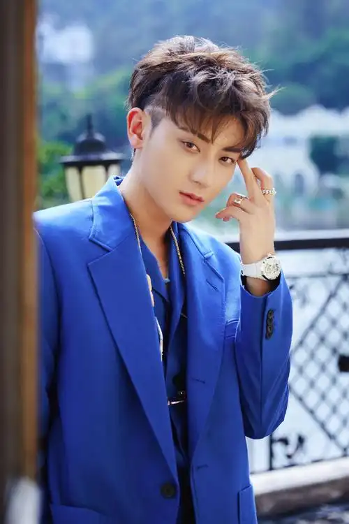 明星图片 大陆 男 黄子韬 > 黄子韬宝石蓝西装帅气写真图片(6/9)
