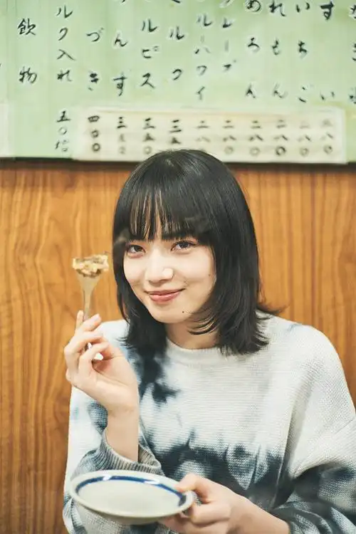 小松菜奈吃文字烧随拍自然随性展露温暖笑容_高清图集_新浪网