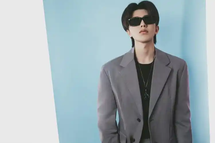 最新看秀造型92 prada代言人蔡徐坤身穿灰色西服套装,简约雅致