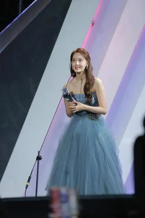 但是林允儿完全没有这方面的担忧,在这条裙子的衬托下反而更加白嫩了.