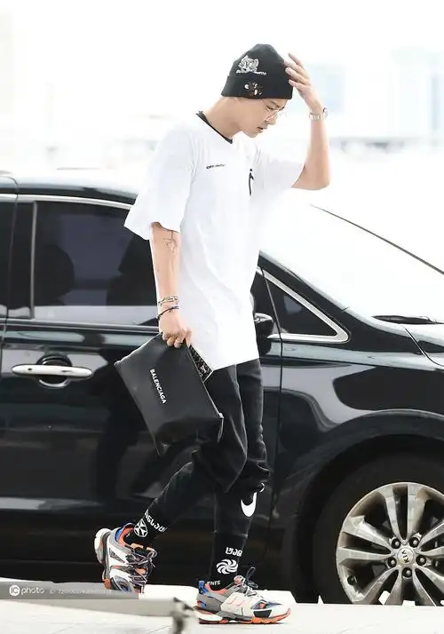 街拍朴灿烈offwhite白teenike运动鞋balenciaga收纳包个性十足