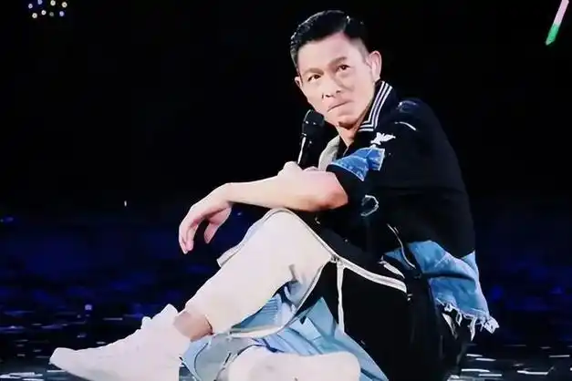 63岁刘德华在上海开唱!高台滑跪吓坏网友,最亲密的互动都给了她