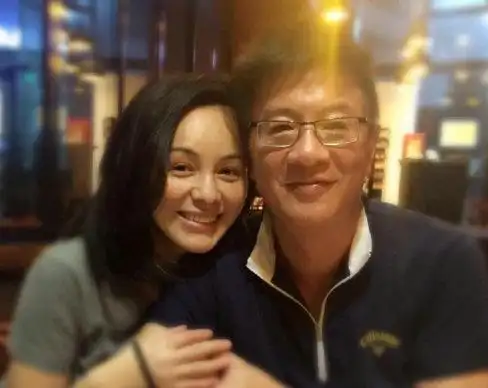 王琳晒与男子亲密合照 并称"家"