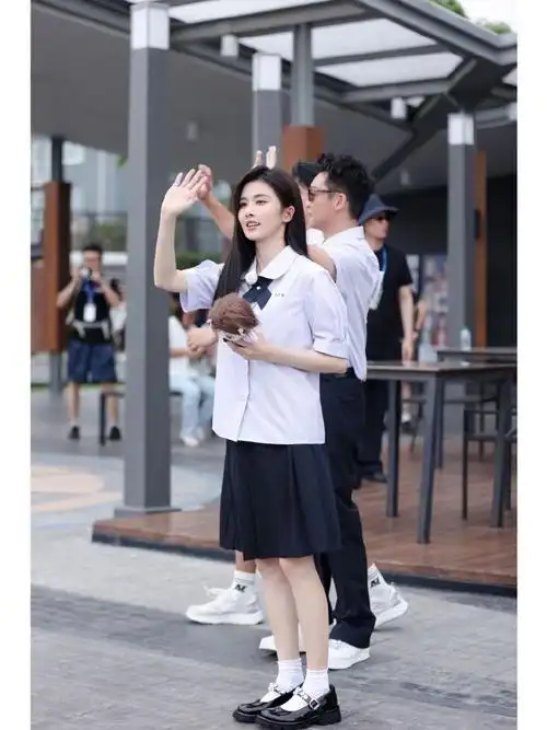 白鹿跑男学院风#唯一纯白的茉莉花,谁能拒绝得了呢穿校服的白鹿 ??