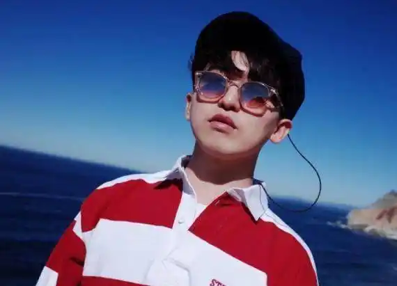 到海边拍照变小奶狗,网友集体沸腾了_姚译添_明星_节目