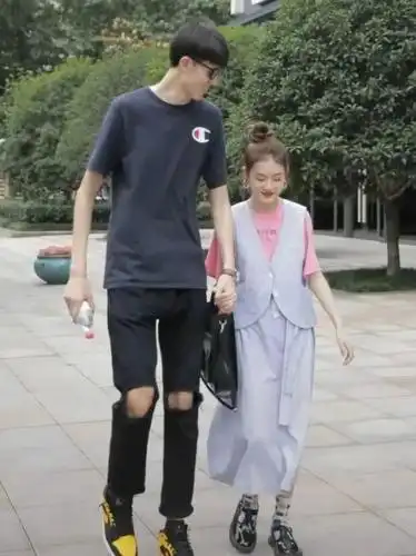 有种情侣叫最萌身高差188和168女生腿竟和男友一样长