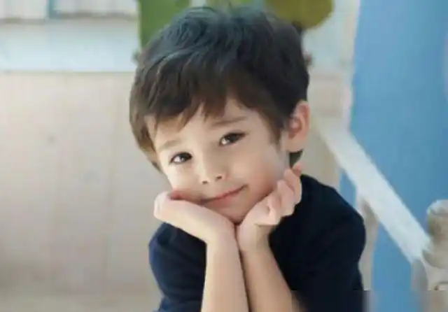 小男孩高颜值火了,神似邓伦犹如"复制粘贴",网友:像亲生的