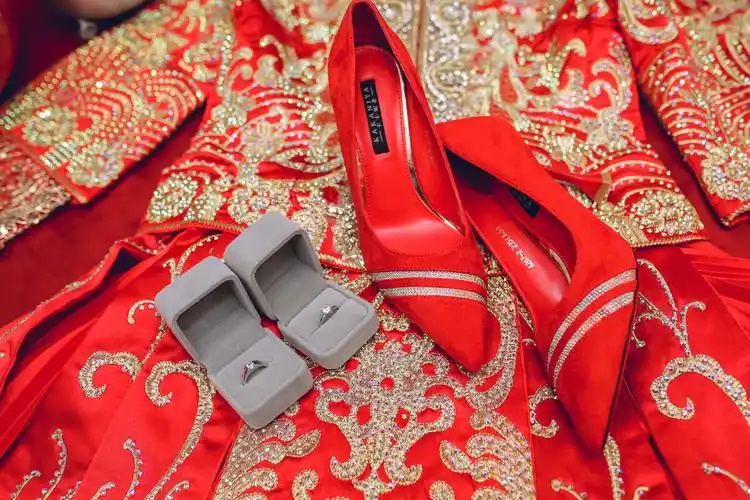 婚鞋婚戒秀禾静物拍摄