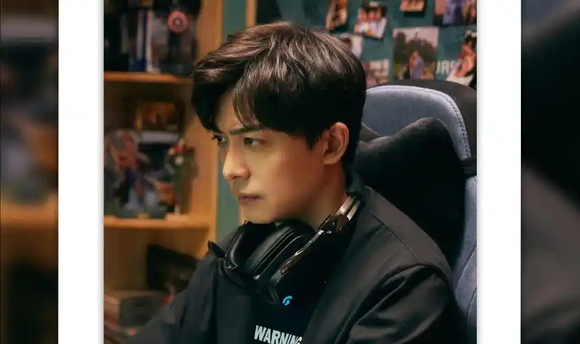 不过相比起当今绝大部分演员,李鹤男的个人履历,可以算得上是非常神秘