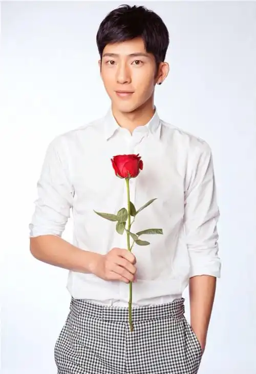 眼神电力十足,太帅啦太帅啦!