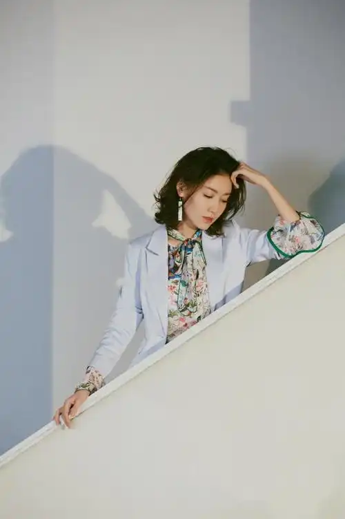 大嫂高露审美要火穿黄色西装套装太飒气场开挂真高级