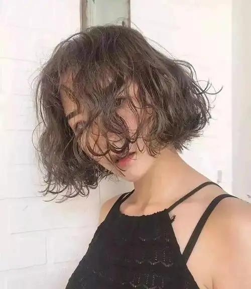 2022年流行的"短发小爆卷"