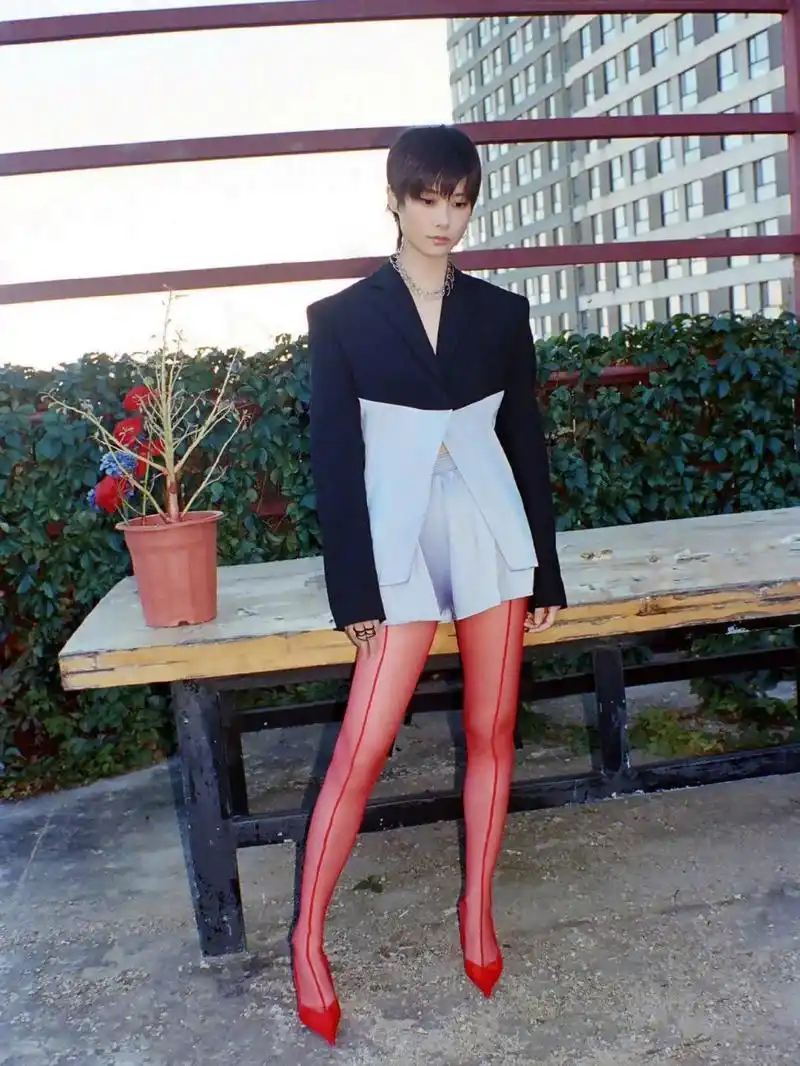 穿着红色丝袜的李宇春,娱乐圈里大长腿一个是她,另一个是关晓彤,腿好