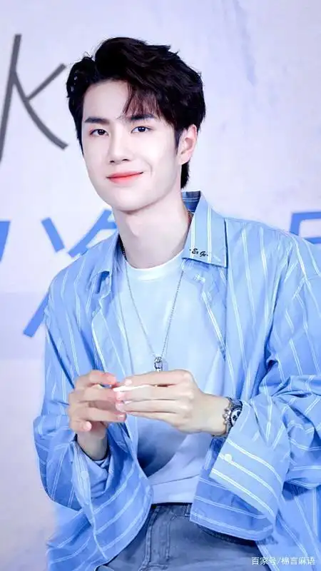 王一博,清水蓝衬衫打造的文艺男神,你若盛开,清风自来.