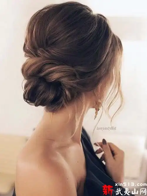 今天带来9款名媛常用的盘发造型,特别适合晚礼服显出你的高中气质,助
