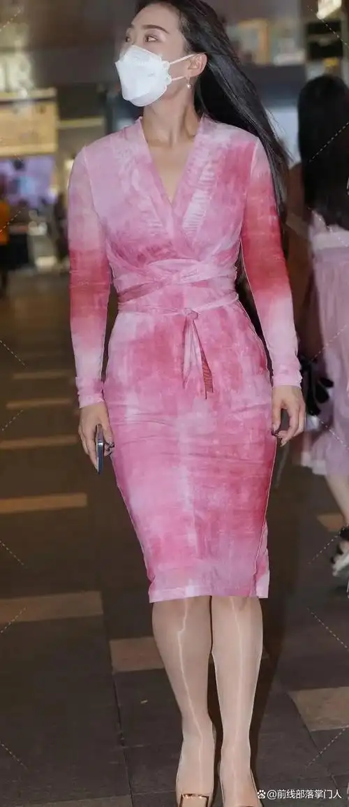 夏日必备薄纱连衣长裙,与高跟鞋,长筒丝袜的搭配,轻盈舒适透气