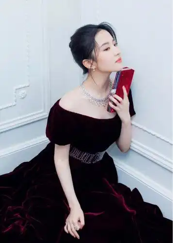 刘亦菲不愧是神仙姐姐身穿粉紫色公主裙气质太过于高贵