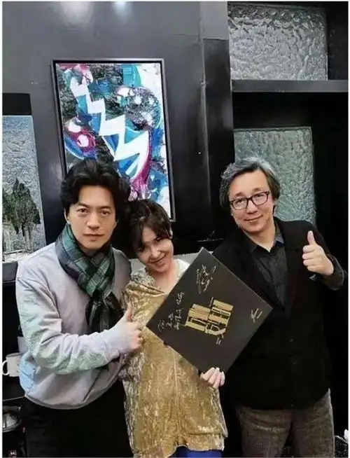 李健开演唱会妻子现身,下楼梯紧牵手,孟小蓓半年胖30斤圆润许多