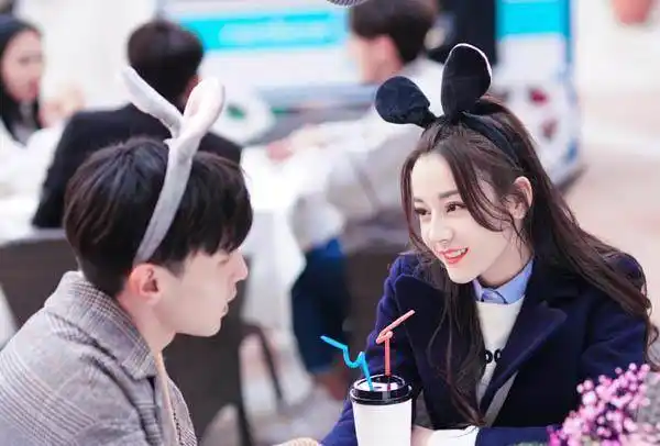 要说让邓伦人气迅速飙升的,应是和杨紫一起主演的古装剧