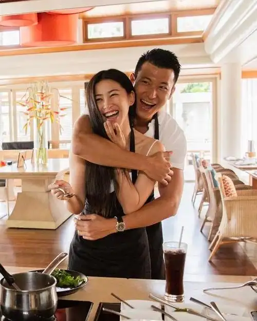 朱珠和老公喝下午茶!穿搭时髦凸显高级感,这气场一般人作不出来