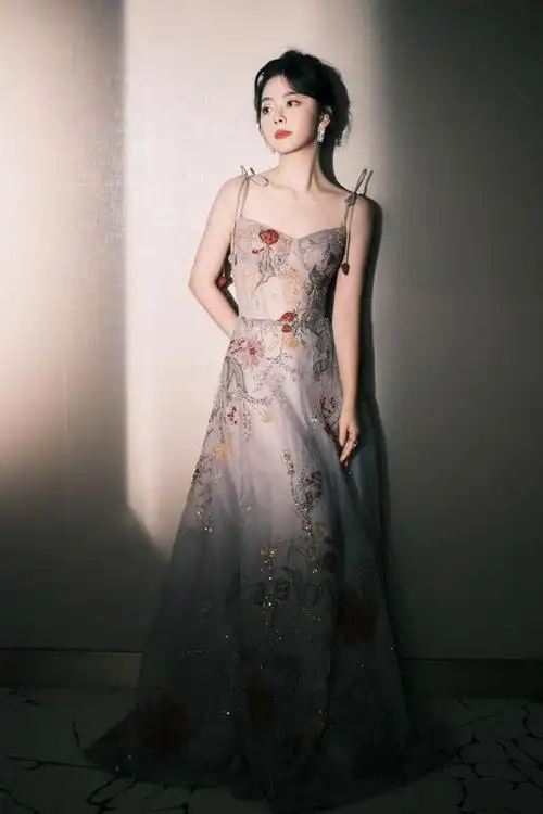 谭松韵的礼服穿搭,沉稳之中带着几分乖巧,明艳却不失节日的端庄