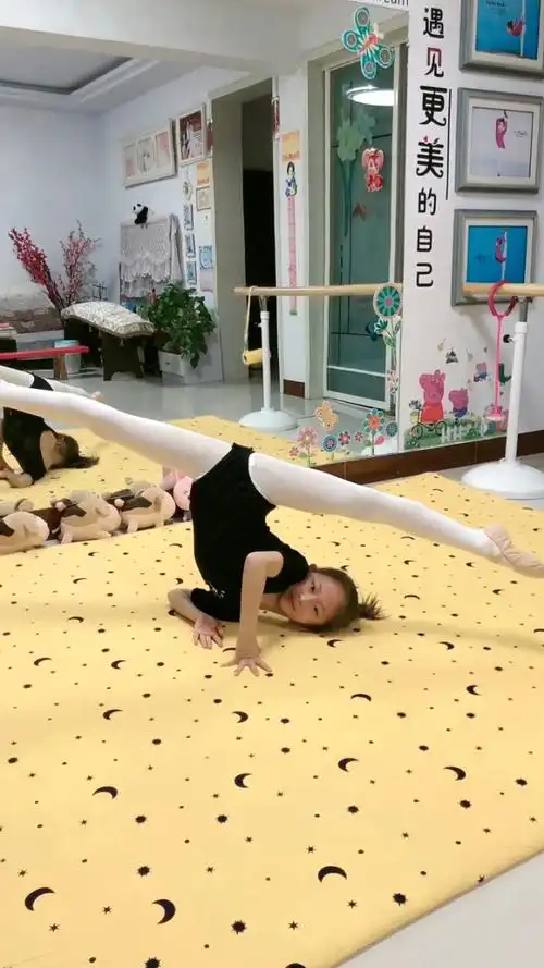 漂亮一字马小女生7815