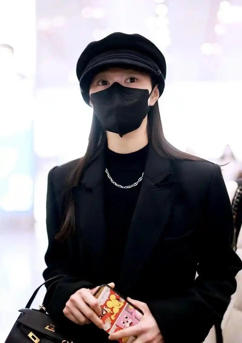 宋轶最新机场街拍,黑色西装 黑色半高领打底 报童帽低调神秘[比心]