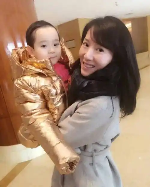 "阔太"李念为家产拼三胎 因疯狂炫富屡传婚变,圈内扬言想封杀_网易