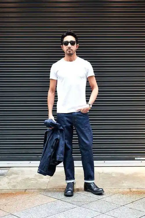 男生牛仔裤配什么鞋子(男士穿牛仔裤配什么鞋子好看)