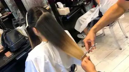 女生头发开叉不想剪短别乱剪,同样是剪发,发尾剪内层方法很实用