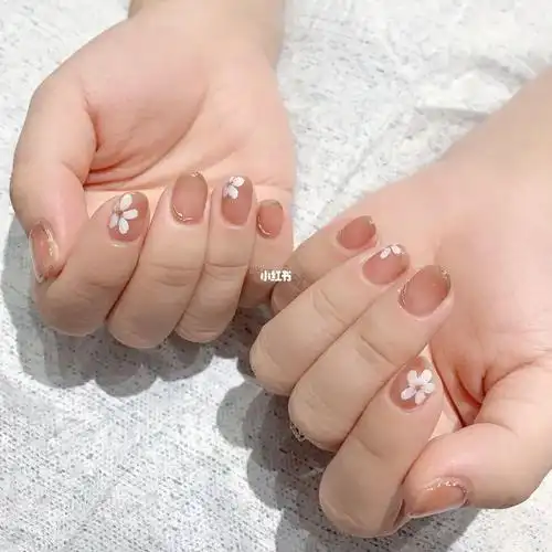 短圆甲花朵美甲