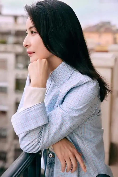 42岁郭晶晶亮相米兰时装周,优雅大气不摆高架子,用英文侃侃而谈