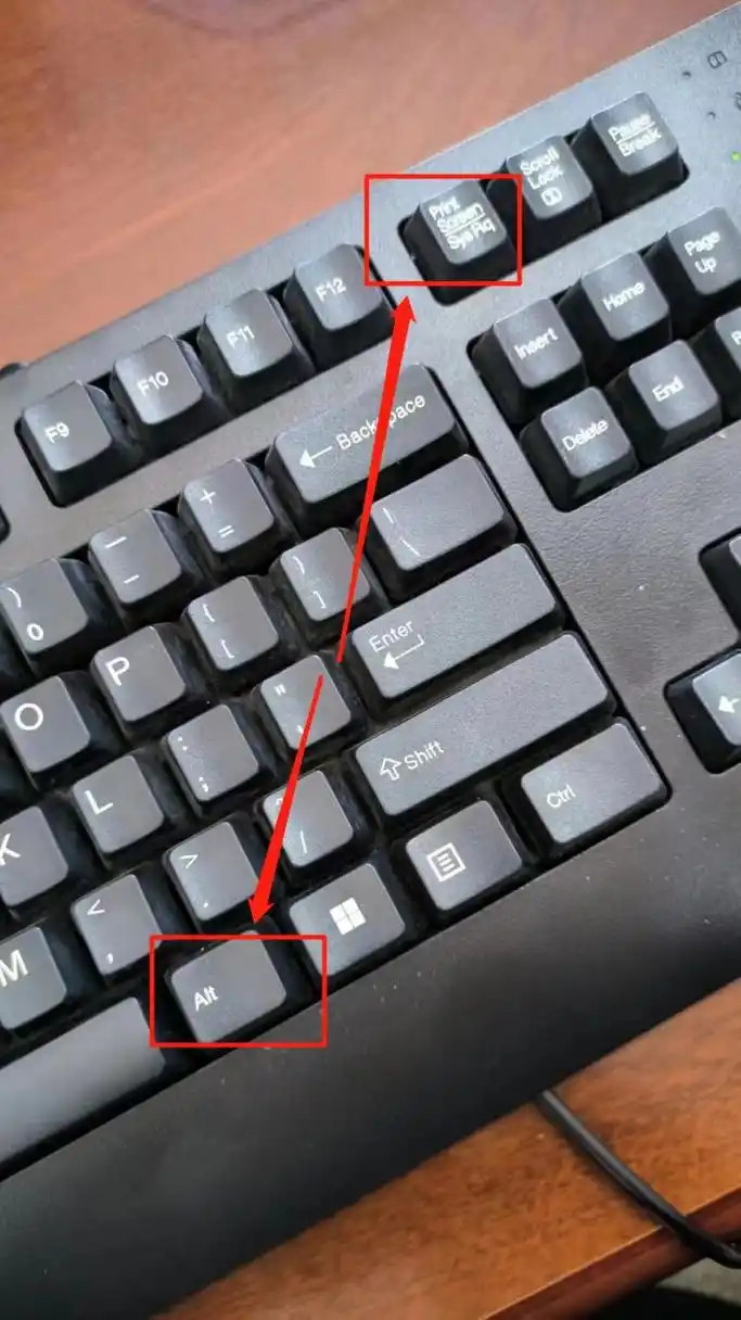 我们想快速把这个小窗口截图,就可以按键盘上的【printscreen】键的