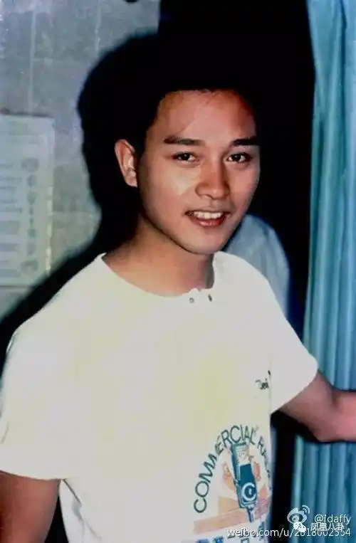 张国荣的面部线条非常柔和,不露骨也没有赘肉,是标准的减龄娃娃脸.