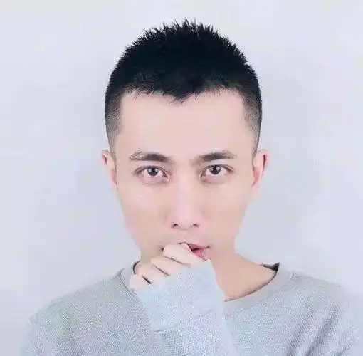 头发又硬又多的男生剪什么发型好看