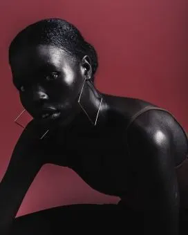 划火柴的非洲美女