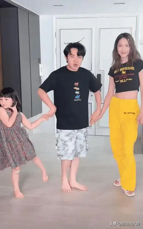 港星王祖蓝晒近况!亲手为妻女做新疆烤包子,过亿豪宅内景曝光