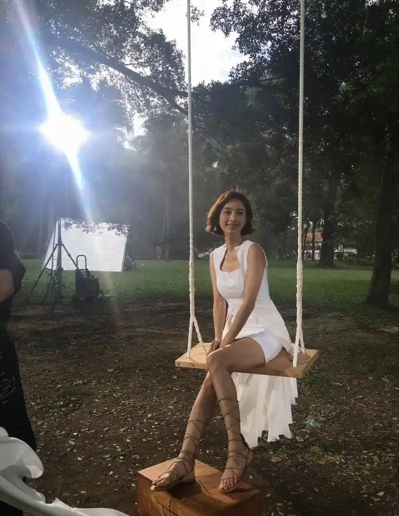 演员张俪拍摄写真花絮,摄影师还特意为脚部拍摄了特写,果然女神的脚就