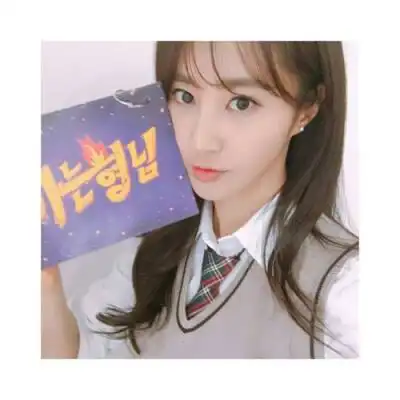 权侑莉.头像.女头.抱图点赞喜欢收藏.