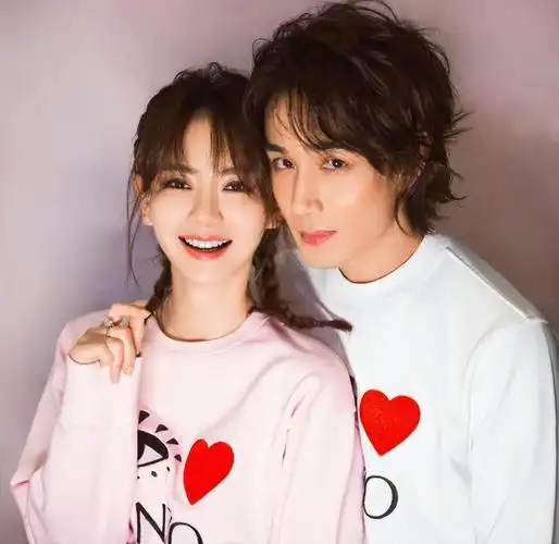 戚薇与老公李承铉的第八个生日,当天晚上,李承铉照例在"27"的位置上发