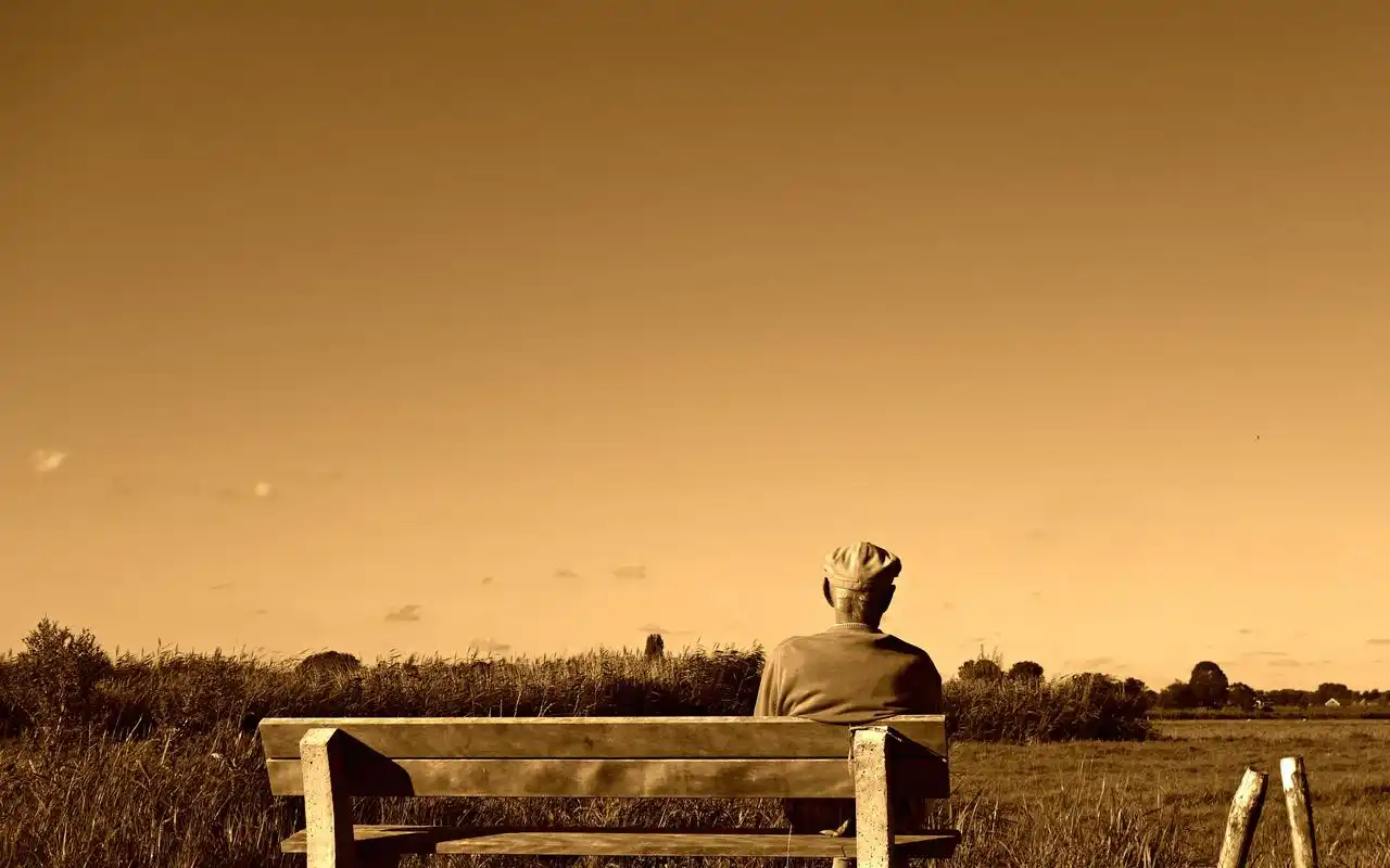 一个孤独沧桑的男人背影