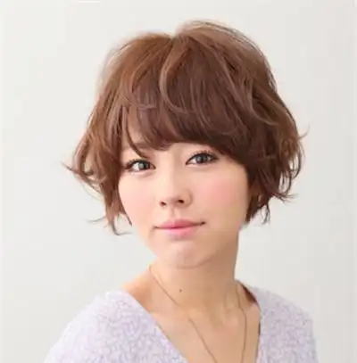 中短发,鸡蛋脸型,头发不多,烫什么发型好看?女