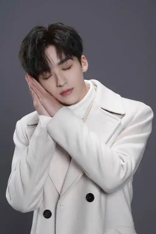 何洛洛完美的他开播一周年陆啸以代号重回微博营业