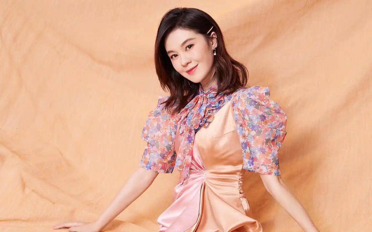 郁可唯彩裙性感养眼桌面壁纸