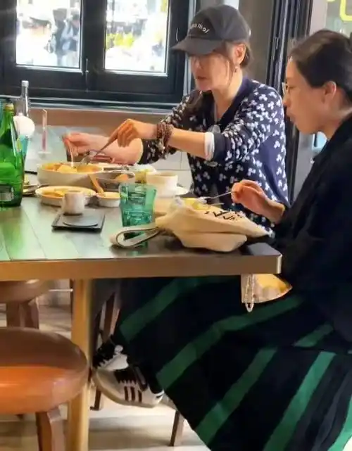 45岁薛佳凝素颜跟友人聚餐仍跟哈妹一样甜美