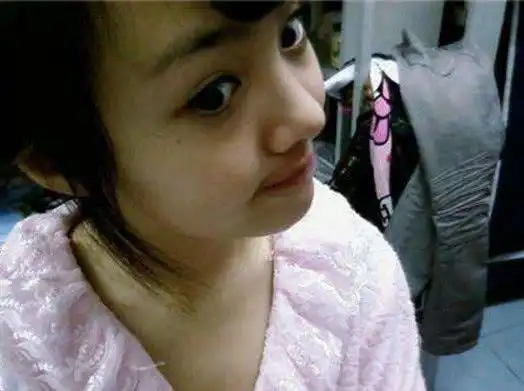 为什么都说整容前的郑爽漂亮看完她大学时的自拍似乎明白了