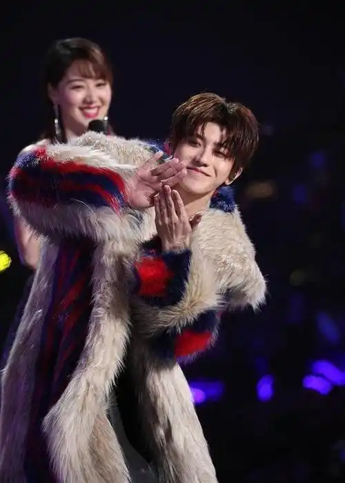 在《中国音乐公告牌》打榜的4分钟表演,蔡徐坤推掉了近一个月的行程来